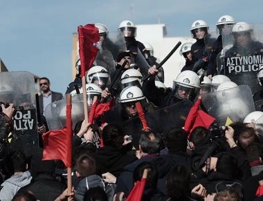 Επεισόδια μετά το συλλαλητήριο - Επιχείρησαν να εισβάλουν στην Βουλή